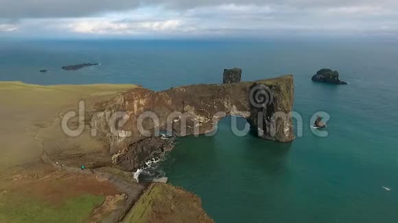 从上面可以看到冰岛的岩石悬崖视频的预览图