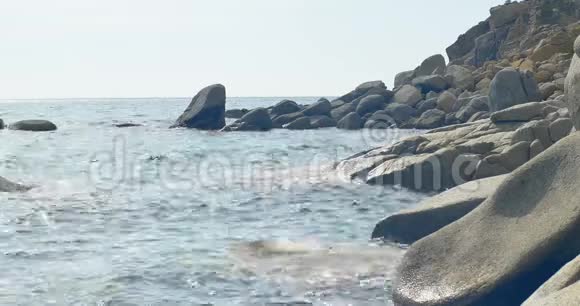 海滩波浪和岩石海岸线视频的预览图
