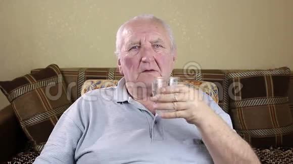 老人从杯子里喝水视频的预览图