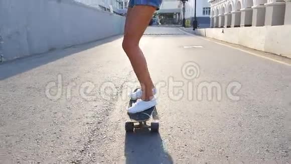 女孩骑在滑板上视频的预览图