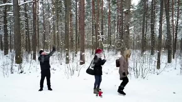 一群年轻人沿着森林小径散步视频的预览图