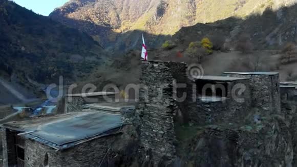 高加索山脉峡谷和望塔的堡垒格鲁吉亚河谷的美丽自然视频的预览图
