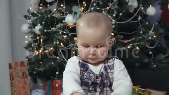 快乐的宝宝把手按在盒子上视频的预览图