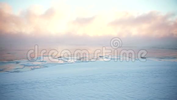 人在冰上拍照视频的预览图