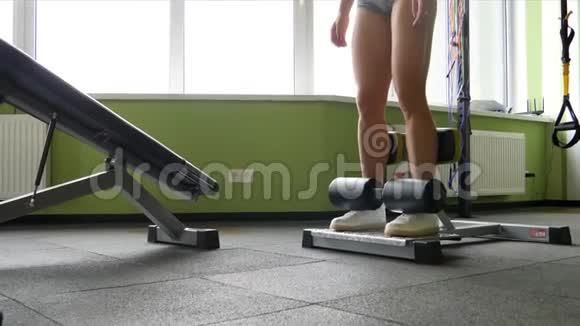 美丽的混血苗条的年轻女子在健身室健身房慢动作锻炼视频的预览图