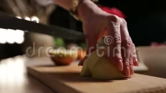 女性手在切割板上切苹果视频的预览图