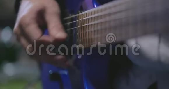 关闭演奏蓝色电吉他的音乐家视频的预览图
