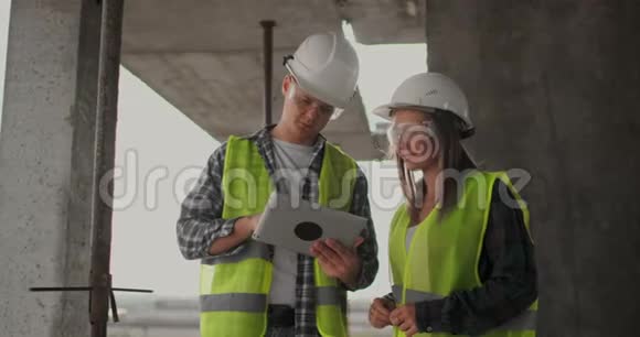 建筑工地小组或建筑师建筑工人或戴头盔的工人在脚手架施工计划或视频的预览图