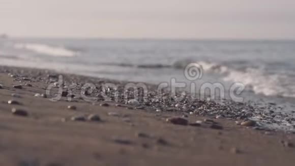 海浪在沙滩上翻滚视频的预览图
