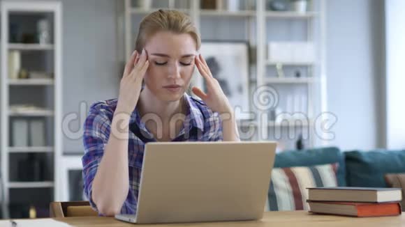 头痛工作紧张的妇女疼痛视频的预览图