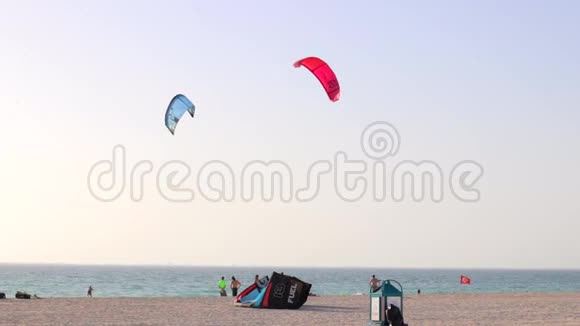 两个风筝板在海滩上跳跃视频的预览图
