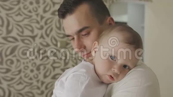 父亲怀里抱着一个小孩子家庭视频的预览图