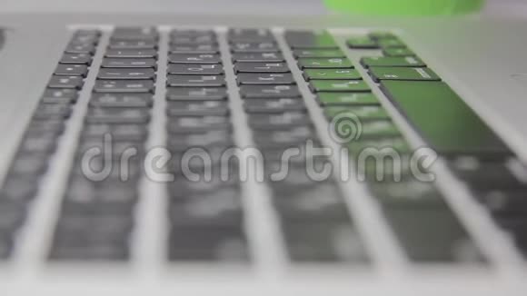 手在MacBook键盘上打字特写视频的预览图