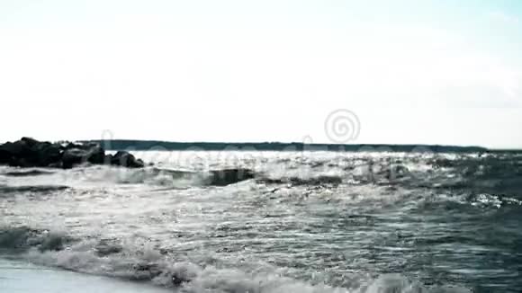 波浪撞击海岸强烈的波浪溅在石头上海浪撞击岩石海岸海浪撞击海岸上的岩石视频的预览图