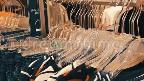 时尚的青年服装挂在购物中心的服装店的衣架上视频的预览图