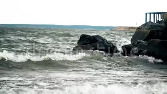 波浪撞击海岸强烈的波浪溅在石头上海浪撞击岩石海岸海浪撞击海岸上的岩石视频的预览图