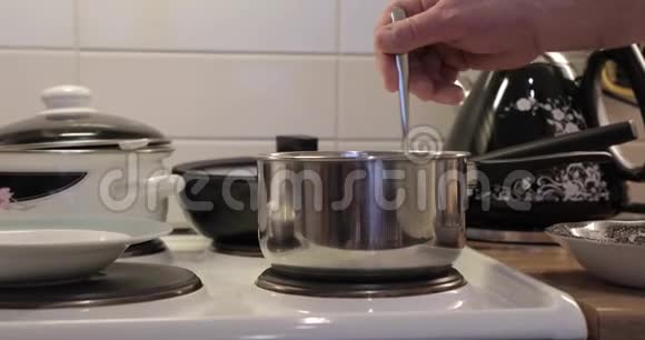 用勺子煮粥搅拌视频的预览图