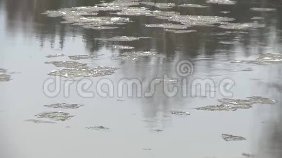 冰浮在冬季的河水上视频的预览图