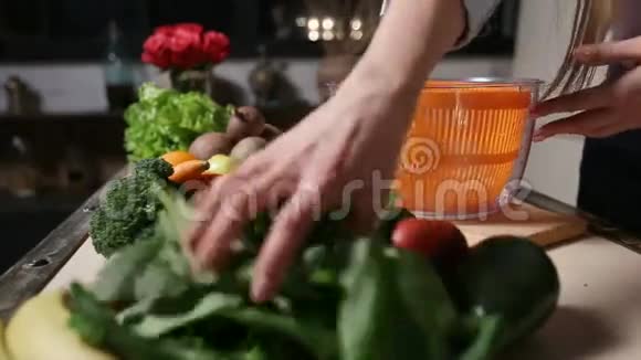 女性手把菠菜叶放到菠菜里视频的预览图