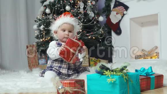 小孩戴着帽子坐着圣诞老人带着礼物视频的预览图