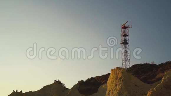 海岸监视雷达天线在塔顶逆天旋转视频的预览图