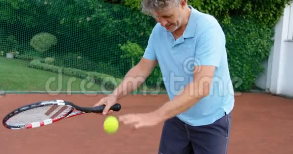 网球场打网球的老人视频的预览图