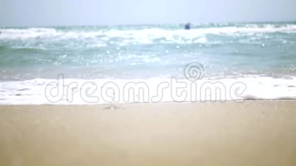 走在海边的沙滩上随波逐流特写高清1920x1080慢动作视频的预览图