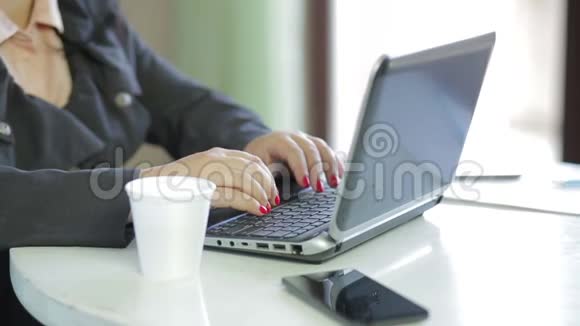 在笔记本电脑上工作的女性手部特写视频的预览图