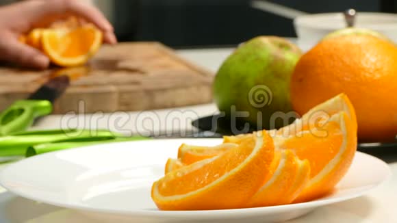把橘子切片放在盘子里视频的预览图