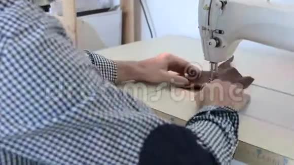 年轻设计师使用缝纫机视频的预览图
