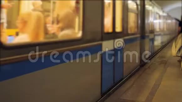 地铁列车加快地下地铁概念列车运动地铁车站站台内部视频的预览图
