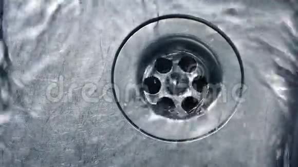 洗手池周围的泡沫水视频的预览图