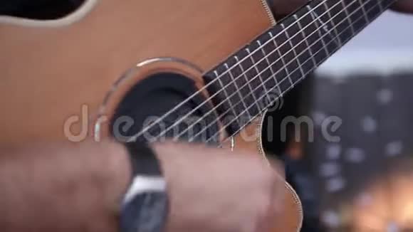 一个男人弹声吉他视频的预览图