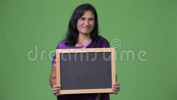 成熟美丽的印度女人展示黑板视频的预览图