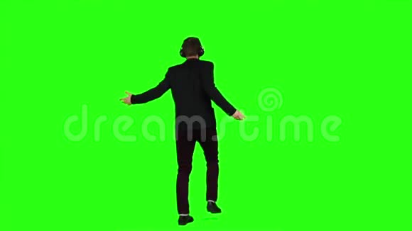 戴耳机的人听音乐跳舞唱歌绿色屏幕慢动作视频的预览图