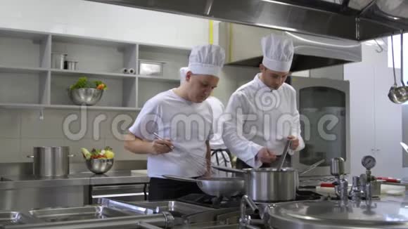 佐塞普人的厨师帮助做沙拉视频的预览图