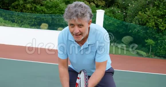 网球场打网球的老人视频的预览图