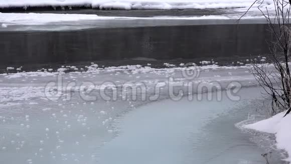 下游结冰的河流上的水流视频的预览图