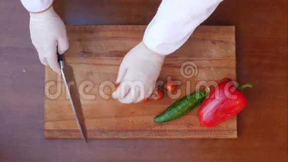 切西红柿做桌子上的菜视频的预览图