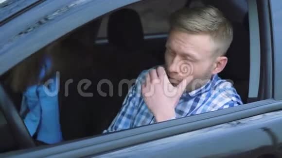 不高兴的男人在车里争吵而女人在4K时安慰他视频的预览图