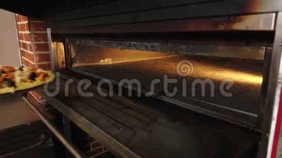 一把特制的铲子上的披萨放在烤箱里视频的预览图