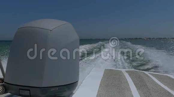 一个动力船的引擎在黑海移动动力船视频的预览图
