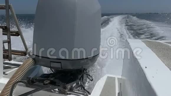 一个摩托艇发动机在黑海移动动力艇视频的预览图
