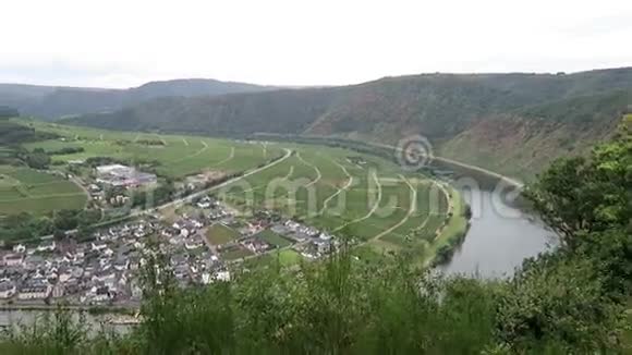 俯瞰莫赛尔河和布里登村及其葡萄园视频的预览图