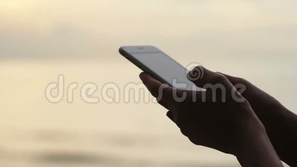 早上在海边打短信的女人视频的预览图