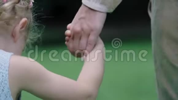 做母亲孩子抱着母亲的手特写视频的预览图