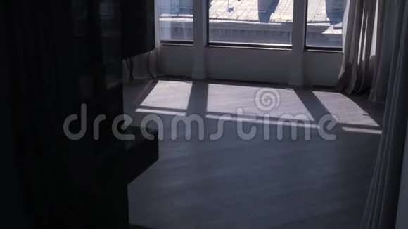 现代极简主义客厅与全景城市观视频的预览图