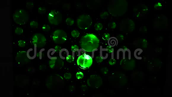 在圆形水晶中运行绿灯视频的预览图