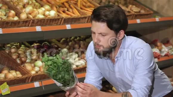 男人在超市闻到罗勒的味道视频的预览图