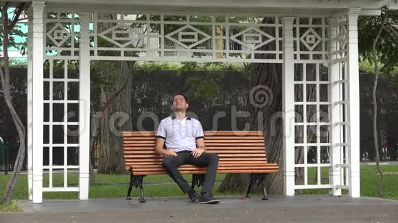 快乐的人独自坐在长椅上视频的预览图